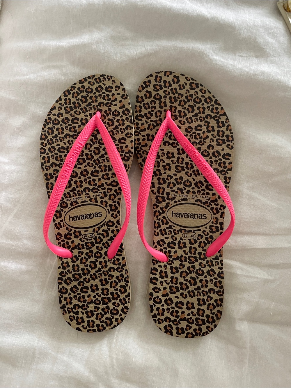 Havaianas Sand animal print flip flops. Size 9